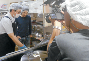 タイ国営放送の取材の様子